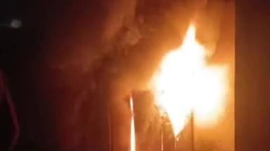 मशरक: थाना परिसर के पास जूते-चप्पल मरम्मत और चाय की दुकान में लगी आग