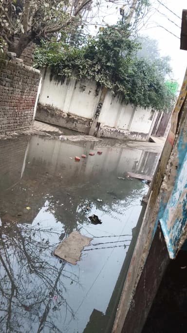 मोहल्ला ketvala वार्ड नंबर 20 की गली का हाल 2 मेंबर के होते हुए ये हाल है गली के कोई सुनवाई नहीं है सब परेशान