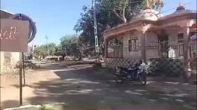 ગીર ગઢડા: ગીરગઢડાના નીતલી ગામે વર્ષો થી આંગણવાડી જજઁરીત હોવાને લીધે બાળકો ખુલ્લા મા ભણવામા મજબૂર બન્યા સ્થાનીકે આપી માહીતી