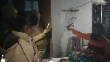 अमृतपुर: हरसिंहपुर गहलवार में शिव शंकर मंदिर पर दिव्यांग आवास के लिए चैतन्य महाराज धरने पर बैठे, क्षेत्राधिकार सूचना पर पहुंचे