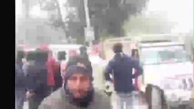 শীতলকুচি: মহিষমুড়ি এলাকায় নদী থেকে বালু চুরি করে পালানোর সময় তিনটি বালিভর্তি পিকআপ ভ্যান আটক করলো স্থানীয়রা, ঘটনাস্থলে পুলিশ