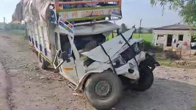 हंडिया: अबगांव कला के पास दो पिकअप वाहनों की टक्कर, दो लोग घायल