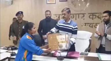 भिनगा: कलेक्ट्रेट भिनगा में जिला खेल विकास प्रोत्साहन समिति की बैठक, उत्कृष्ट खिलाड़ियों और प्रशिक्षकों को मिला ट्रैकसूट