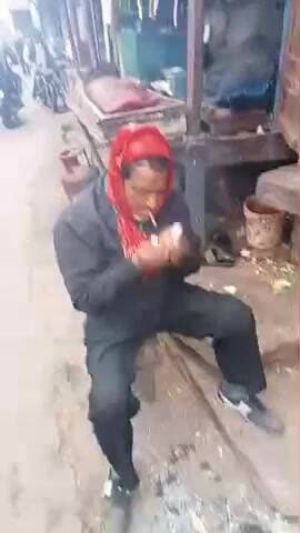 आगरा , अछनेरा कस्बा नगर पालिका से अभी तक सर्दियों के लिए कोई लकड़ी नहीं डाली गई सर्दी में बुजुर्ग का हाल बे हाल