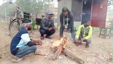 বর্ধমান ১: রবিবার সাত সকাল থেকেই শহর বর্ধমান জুড়ে ঘন কুয়াশা সঙ্গে ঠান্ডা হাওয়া আগুন জ্বালিয়ে তাপ নিতে দেখা গেল শহর বর্ধমানে