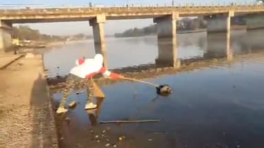 डिंडौरी: नर्मदा पुल घाट पर माँ नर्मदा को स्वच्छ करने के लिए चलाया गया स्वच्छता अभियान