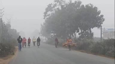 গোপীবল্লভপুর ১: রবিবার সকাল থেকে ঘন কুয়াশায় ঢাকল গোপীবল্লভপুর ব্লক,৯ নম্বর রাজ্য সড়কে আলো জ্বালিয়ে যাতায়াত করছে বিভিন্ন যানবাহন