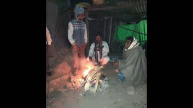 कड़ाके की ठंड में अलाव बने सहारा, धरहरा प्रखंड में लोगों को मिल रही राहत@aajtak@ZeeBiharJharkhand