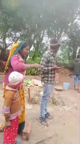 गौरीगंज/अमेठी
एसडीएम के आदेश के बाद भी किया जा रहा रास्ता बाधित। सार्वजनिक रास्ते पर किए जा रहे निर्माण को एसडीए