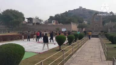 चंदेरी: बादल महल प्रांगण में हेल्थफुलनेस संस्थान द्वारा तनाव मुक्ति एवं ध्यान केंद्र कार्यक्रम का आयोजन