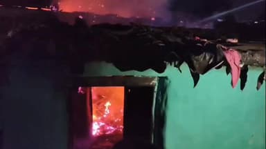 लोहरदगा: लोहरदगा में भीषण आग से लाखों का नुकसान, फायर ब्रिगेड की मशक्कत के बाद आग पर काबू पाया गया