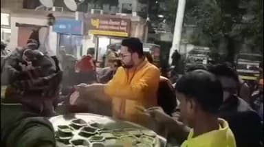 मुगलसराय: डीडीयू जंक्शन पर कोहरे के कारण विलंबित ट्रेनों के यात्रियों को कराया गया निःशुल्क भोजन