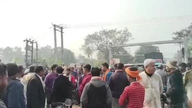 কাঁকসা: দীর্ঘক্ষণ রেল গেট থাকে বন্ধ,সমস্যায় পড়তে হয় সাধারণ মানুষকে,যার কারণে পানাগড়ে ৩নম্বর রেল গেট অবরোধ করে বিক্ষোভ স্থানীয়দের