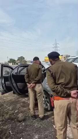 बड़वानी: ठीकरी के बायपास रोड पर कार में मिला अज्ञात शव, मौके पर पहुंची पुलिस