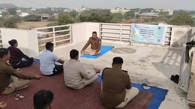 बड़वानी: एसपी के निर्देशन में अंजड़ थाने पर विश्व ध्यान दिवस पर योग शिविर आयोजित, थाना प्रभारी व पुलिसकर्मी हुए शामिल