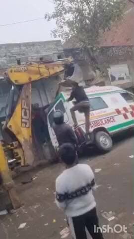 सिकंंदराबाद: सिकंदराबाद नगर पालिका की बड़ी लापरवाही के कारण हादसा, एंबुलेंस खुले नाले में फंसी