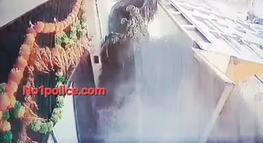 घर के बाहर धूप सेक रहे बुजुर्ग पर गिट्टी से भरा डंपर पलटा
जिम्मेदार कौन....??
PHE, नगर निगम या डंपर चालक
#gwalior