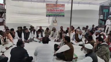 रायसेन: मनरेगा से गांधी नाम हटाने के विरोध में भोपाल सागर तिराहे पर कांग्रेस का धरना प्रदर्शन