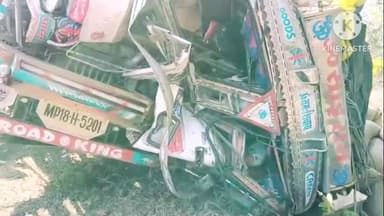 रैपुरा: कोहरे में नीलगाय बनी हादसे का कारण, जटेरा घाट पर धान से भरा ट्रक पलटा, जिम्मेदारी पर सवाल