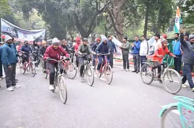 “संडे ऑन साइकिल” के माध्यम से बरेका परिवार ने साइकिलिंग को दैनिक जीवन का हिस्सा बनाने का सशक्त संदेश दिया 🚴♀️
#HealthyLifestyle #Motivation #IndianRailways @railminindia