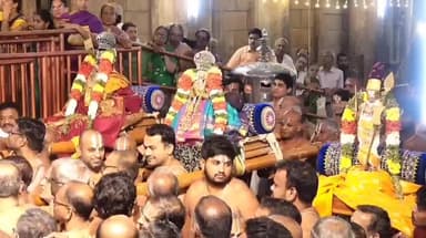 ஸ்ரீரங்கம்: ஸ்ரீரங்கம் வைகுண்ட ஏகாதேசி பெருவிழாவில் இன்று பென்பட்டு அணிந்து பெருமாள் சேவை சாதித்தார். ஏராளமான பக்தர்கள் பங்கேற்பு