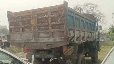 நாட்றாம்பள்ளி: வெலக்கல்நத்தம் பகுதியில் மணல் கடத்தலுக்கு பயன்படுத்திய டிப்பர்லாரி பறிமுதல் டிப்பர்லாரி ஓட்டுனர் தப்பி ஓட்டம்