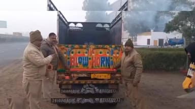 महावन: कस्बा फरह क्षेत्र में कोहरे में सड़क दुर्घटनाओं से बचाव के लिए पुलिस ने वाहनों पर लगवाए रिफ्लेक्टर