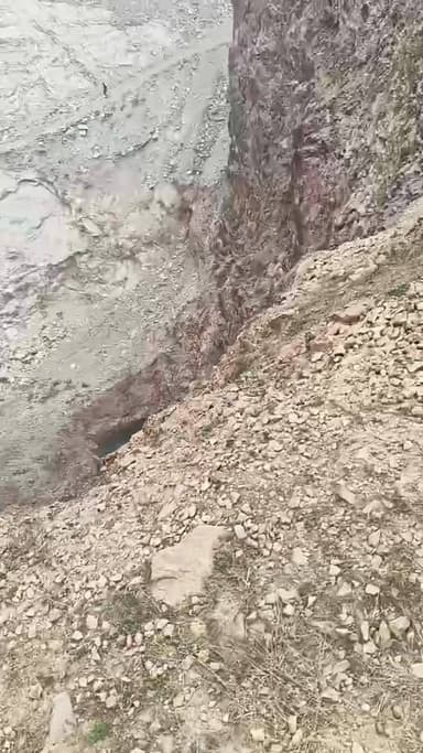 ब्रेकिंग न्यूज,,,,,,,,,,
शौच करने गई महिला को पैर फिसला और आया चक्कर।
पहाड़ की खाई गिरी, हुई मौत।