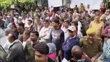 पीपलदा: इटावा में लोक अदालत के दौरान बिजली के बिल जमा करने के समय ग्रामीणों ने किया हंगामा और नारेबाजी