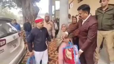 केराकत: केराकत तहसील में जिला अधिकारी ने बुजुर्गों को कंबल का वितरण किया