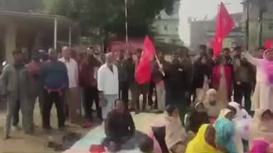 पाकुड़: रेलवे स्टेशन पर सेन्ट्रल ऑफ ट्रेड युनियन सीटू व पाकुड़ कांग्रेस कमिटी का धरना, प्रबंधक को 6 सूत्री ज्ञापन सौंपा