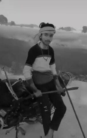 मछलीशहर: दबंग युवक का धारदार हथियार के साथ रील बनाने का वीडियो सोशल मीडिया पर तेजी से वायरल हो रहा है