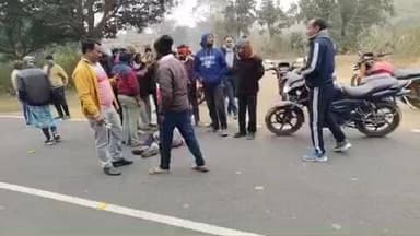 मरकच्चो: मरकच्चो-बरियारडीह मार्ग पर बीचरिया चौक के पास हाईवा ट्रक की चपेट में आने से बाइक चालक गंभीर घायल