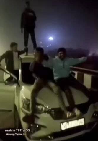 मछलीशहर: दबंग युवकों का हाईवे पर गाड़ी के ऊपर डांस और स्टंटबाज़ी करने का वीडियो तेजी से हो रहा है वायरल