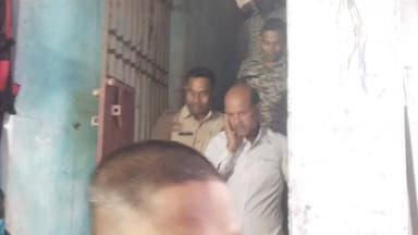 দিনহাটা ১: চওড়া হাট বাজারে কাপড়ের দোকান থেকে চুরি করতে গিয়ে হাতেনাতে ধরা পড়লো এক ব্যক্তি