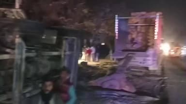 स्वार: समोदिया चौराहे के पास धान के बोरे से भरा ट्रक अनियंत्रित होकर मार्ग किनारे पलटा, टला बड़ा हादसा