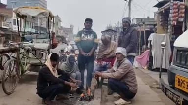 सूरजगढ़: सूरजगढ़ा में ठंड से बेहाल मजदूर, सरकारी अलाव न होने पर चंदा करके खरीद रहे लकड़ी