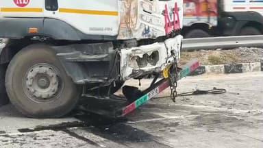 मोहनिया: एनएच 19 पर सीमेंट लदा ट्रक डिवाइडर तोड़कर दूसरे किनारे पहुंचा, वाहनों का परिचालन बाधित, चार क्रेन की मदद से हटाया गया