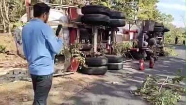 तामिया: रिनीखेड़ा में गैस कैप्सूल टैंक पलटा, ड्राइवर और कंडक्टर थे सवार, ट्रैफिक पुलिस मौके पर पहुंची
