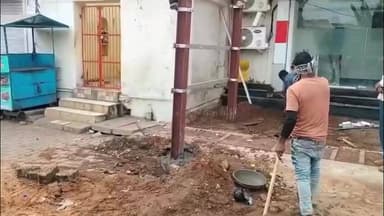 दतिया नगर: विश्व शक्तिपीठ मंदिर के पास दबंग ने खम्भे गाड़कर शासकीय भूमि पर किया अतिक्रमण, वीडियो वायरल