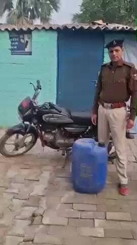 अरियरी: सोहदी गांव के पास माहुली थाना पुलिस ने 50 लीटर देसी शराब की जब्त की, कारोबारी फरार