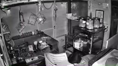 குறிஞ்சிப்பாடி: வடலூரில் நான்கு கடை உடைத்து பொருட்கள் திருட்டு சிசிடிவி காட்சி வைத்து போலீசார் விசாரணை