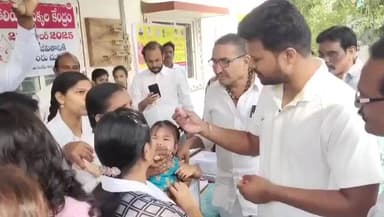 అమలాపురంలో పోలియో చుక్కలు వేసే కార్యక్రమాన్ని ప్రారంభించిన కలెక్టర్ మహేష్ కుమార్