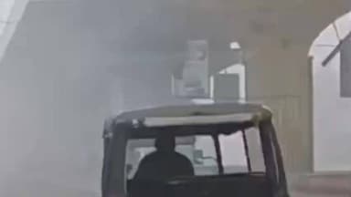 मनगवां: रीवा में ठंड का कहर: घने कोहरे से मनगवां बाईपास ढका, दृश्यता शून्य होने से वाहनों की रफ़्तार थमी