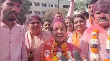 त्र्यंबकेश्वर: त्रंबकेश्वर नगरपालिका निवडणुकीत नगराध्यक्षपदी शिवसेनेच्या त्रिवेणी तुंगार झाल्या विजयी , कार्यकर्त्यांचा एकच जल्लोष
