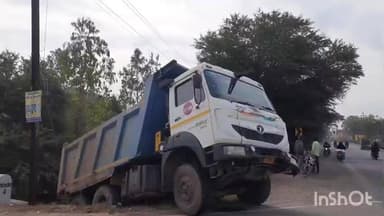 जावरा: ढोढर फोरलेन मंडी रोड पर आईवा डंपर खाई में उतरा, विद्युत पोल से टकराने के कारण पलटने से बचा