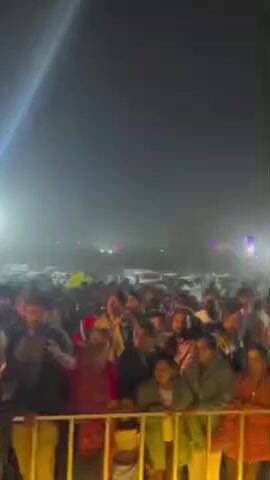 રાણપુર: રાણપુર પાસે આવેલ લોયાધામ ખાતે પ્રદર્શન જોવા લોકોની ભીડ ઉમટી પડતા મંદીરના સંતોએ લોકોએ ધીરજ રાખવા અપીલ કરી