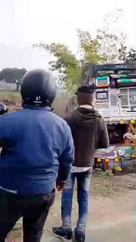 चरोखरा कॉलेज के पास खाद से भरा ट्रक पलटा ड्राइवर की जान