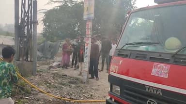 #trendingreelsकोटा डकनिया रेलवे स्टेशन के पास झोपडियो में लगी आग को कोटा के जांबाज अग्निशमन अधिकारी राकेश व्यास ने आग पर...