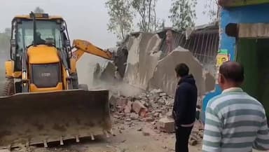 लहरपुर: लहरपुर तहसील प्रशासन ने अवैध रूप से बनाई गई 9 दुकानों पर चलाया बुलडोजर